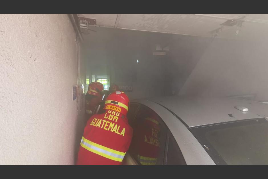 Un vehículo prendió fuego dentro de un autohotel ubicado en La Reformita, zona 12. (Foto: Bomberos Municipales)