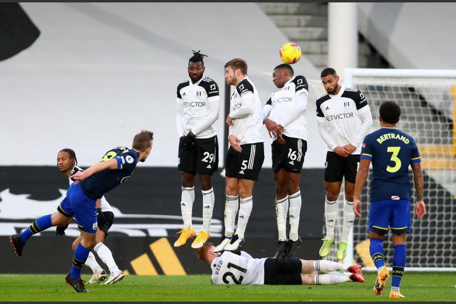 El uso de la barrera puede dificultar la capacidad de reacci&oacute;n del guardameta cuando hay una barrera con muchos jugadores. (Foto: AFP)
