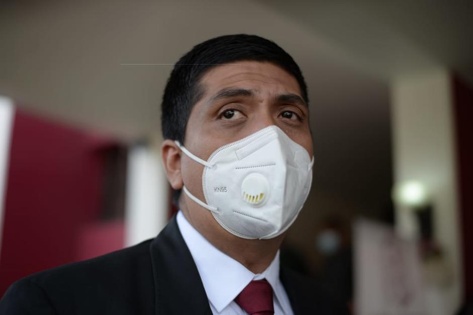 El MP compartió el fotograma de un video que muestra que el juez Mynor Moto se reunió con un allegado de Gustavo Alejos. (Foto: Wilder Lopez/Soy502)