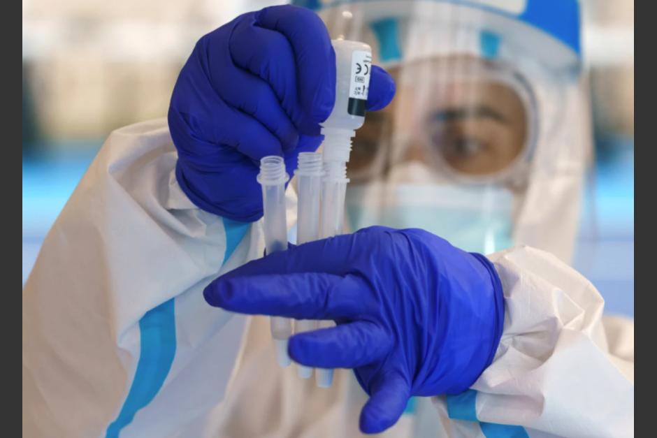 Una mutación más contagiosa de Covid-19 fue descubierta en el Reino Unido y el Laboratorio Nacional de Guatemala asegura que podrá detectarla. (Foto: AFP)