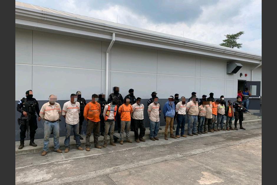 Los 15 hombres que trabajan en una finca fueron puestos en libertad, luego de haber sido capturados cuando observaban el operativo de decomiso de cocaína en Champerico, Retalhuleu. (Foto: archivo/PNC)&nbsp;