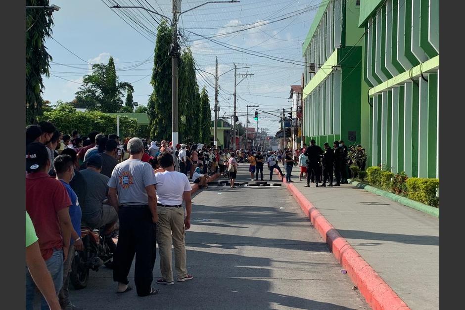 La manifestaci&oacute;n fue por la clausura de una empresa de cable que opera en la localidad. (Foto: cortes&iacute;a)