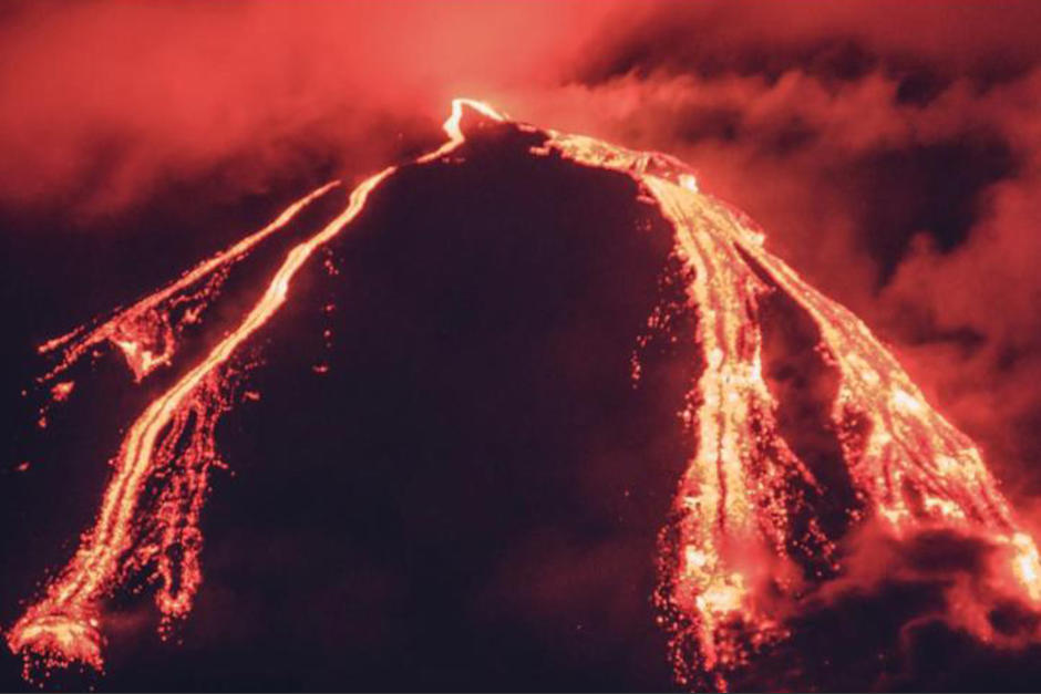 El volc&aacute;n de Pacaya increment&oacute; su actividad durante la noche de este martes 5 de enero. (Foto: Deybin Fotograf&iacute;a/Facebook)&nbsp;