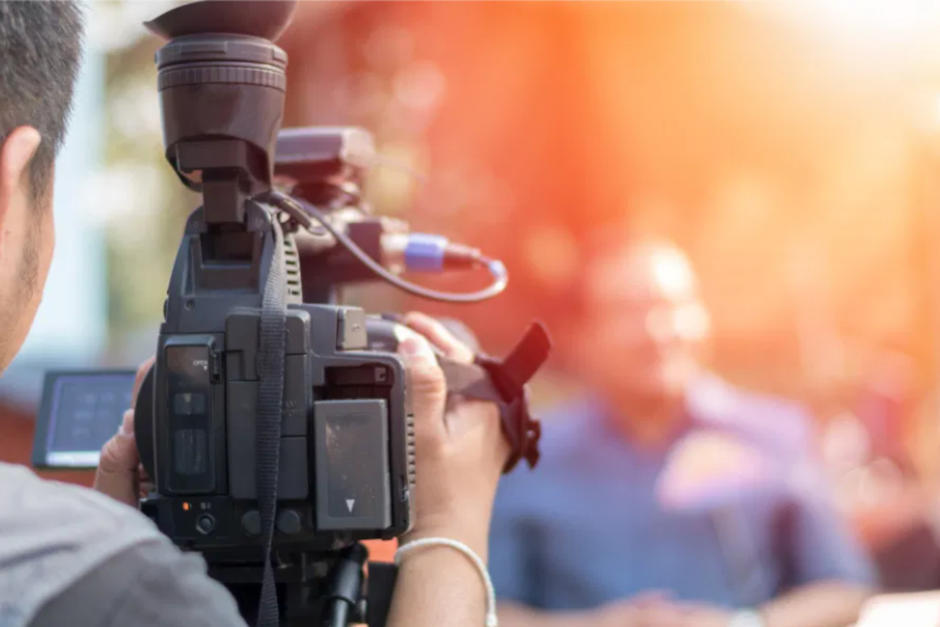 Un reportero realizaba una transmisión en vivo cuando se enteró que su esposa murió. (Foto: Shutterstock)