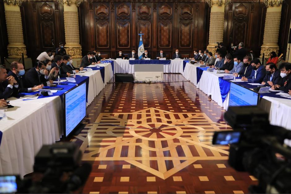 El presidente Alejandro Giammattei se reunión con jefes de bloques del Congreso. (Foto: Wilder López/Soy502)