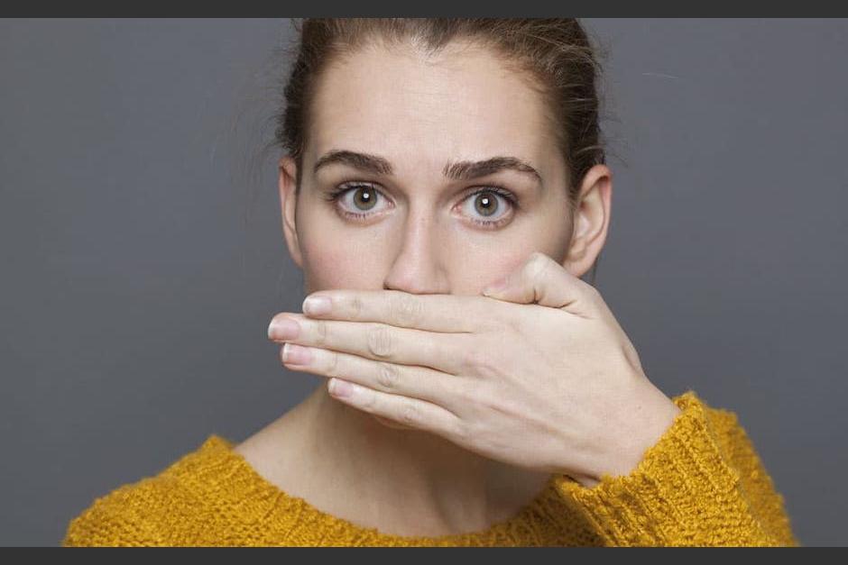 Más del 90% de los casos de halitosis o mal aliento se debe a fuentes intraorales (Foto: Shutterstock)