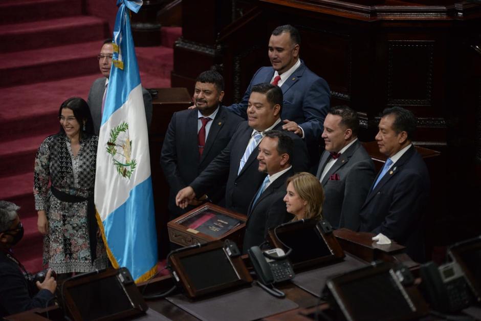 Los diputados de Vamos se quitaron la mascarilla para tomarse fotos. (Foto: Wilder López/Soy502)