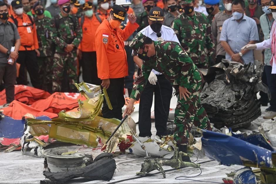Las autoridades recuperaron la pieza clave del avión. (Foto: AFP)&nbsp;