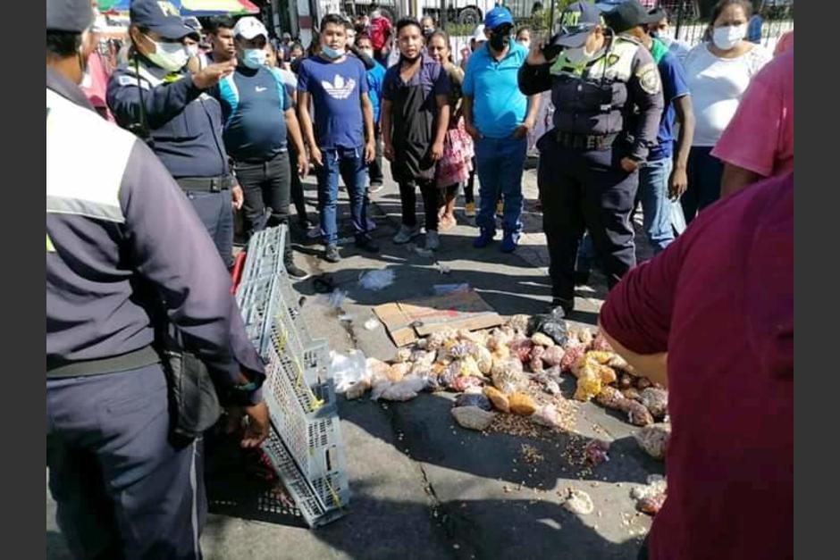 Los agentes de PMT se llevaron la venta de un comerciante ambulante. (Foto: Twitter El Express)&nbsp;