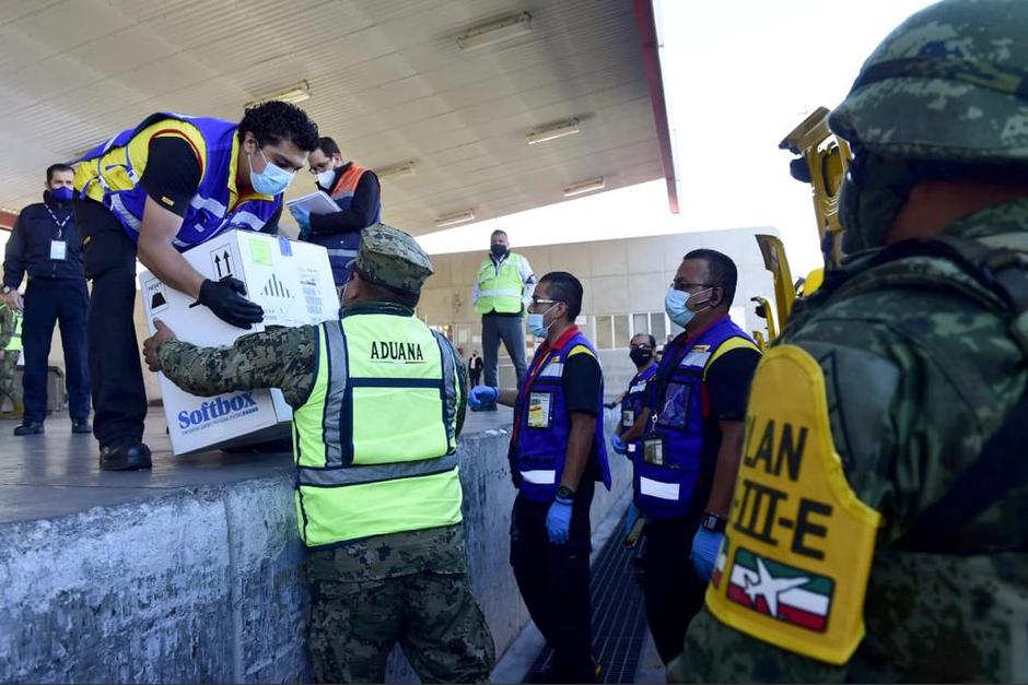 Este martes fueron recibidas las vacunas en el Aeropuerto Internacional de México. (Foto: Presidencia México)&nbsp;