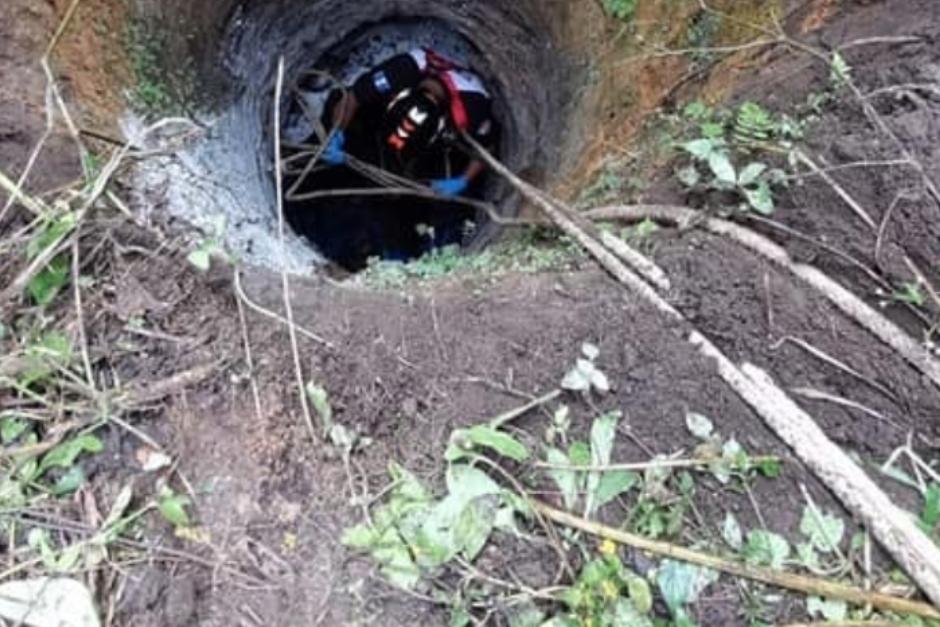 El cuerpo de Libia Isabel Coy Che fue hallado en una fosa séptica en San Pedro Carchá, Alta Verapaz. (Foto: Bomberos Voluntarios)&nbsp;
