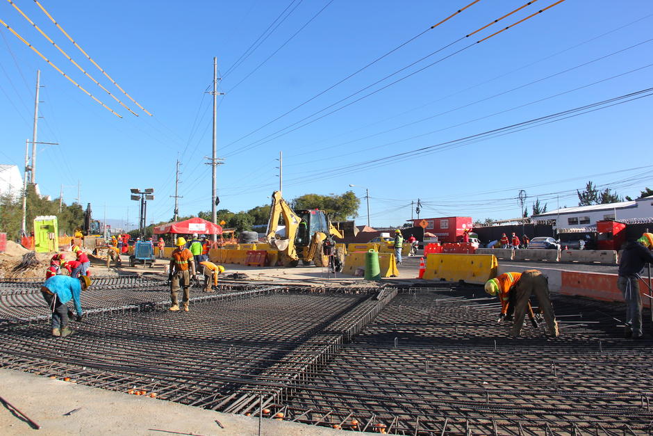 El paso a desnivel de la 42 calle y Atanasio Tzul avanza de manera acelerada. (Foto: Fredy Hern&aacute;ndez/Soy502)