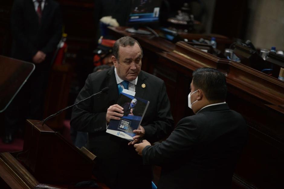 El presidente Alejandro Giammattei entregó el informe de Gobierno de su primer año de gestión. (Foto: Wilder López/Soy502)