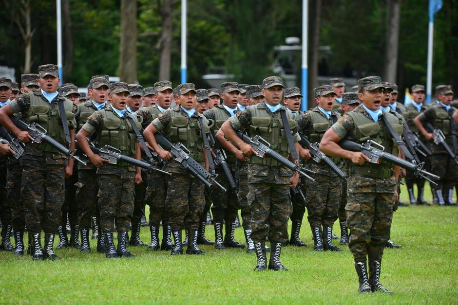 El presidente Alejandro Giammattei habló de incrementar el número de elementos en el Ejército. (Foto: Archivo/Soy502)