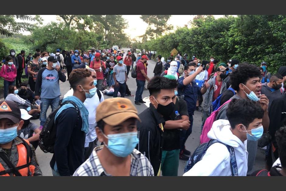 Cientos de hondure&ntilde;os tratan de cruzar la frontera hacia Guatemala en su paso para EE.UU. (Foto: Cortes&iacute;a)