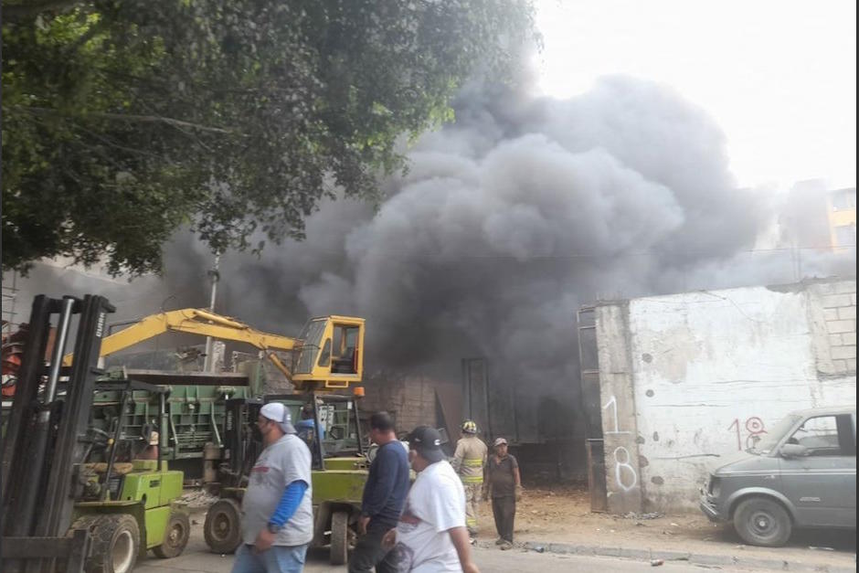 La chatarrera prendió en llamas. (Foto: Twiiter/Pablo Morales)