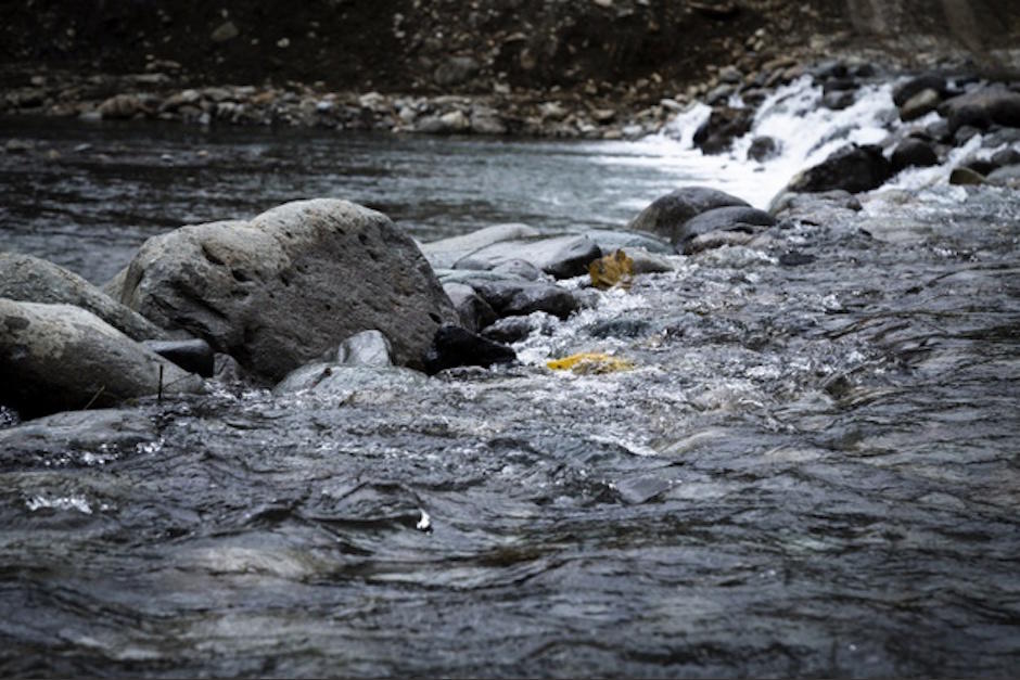 Según medios locales, los ocupantes del camión fueron rescatados por pobladores. (Foto: Freepik)