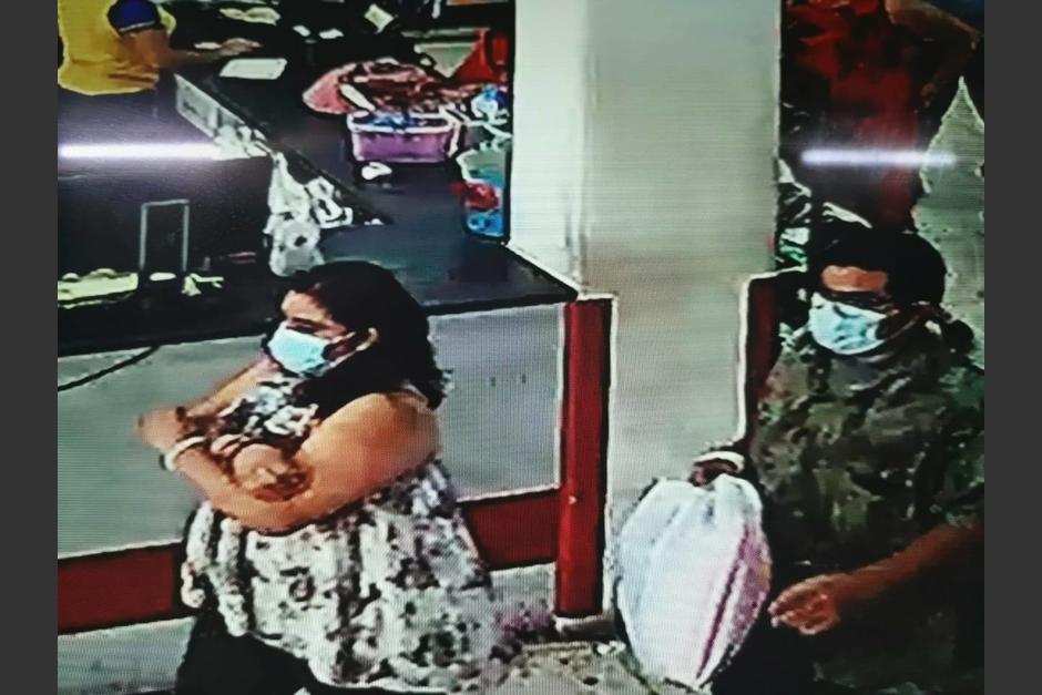 En total, son cuatro las personas que ingresaron a robar al comercio. (Foto: De Todo Pa Todos Chiquimula)