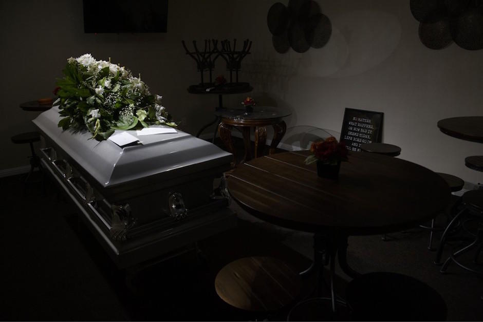 Una funeraria en Los &Aacute;ngeles est&aacute; tan saturada de v&iacute;ctimas de covid-19 que ha comenzado a rechazar clientes por primera vez en su historia. (Foto: AFP)