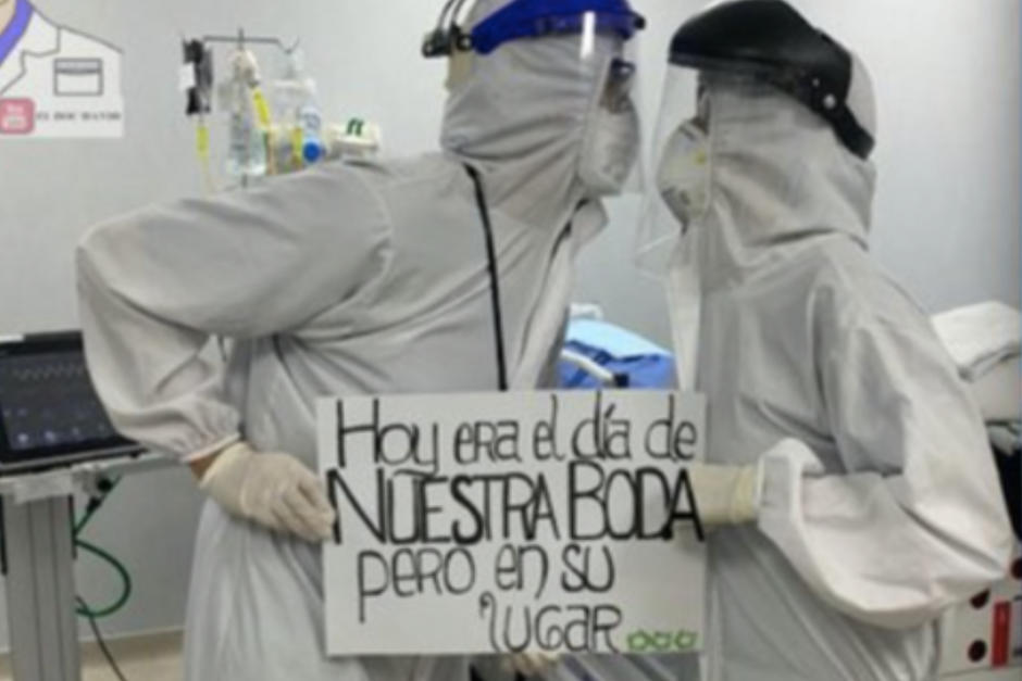 En lugar de celebrar su boda una pareja de médicos atiende a afectados por Covid-19. (Foto: Redes Sociales)