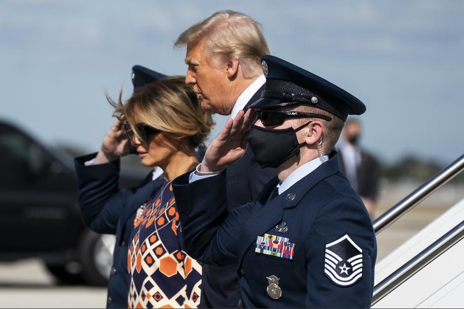 Al bajar del avi&oacute;n en Florida, Melania r&aacute;pidamente se subi&oacute; al carro del presidente. (Foto: AFP)&nbsp;