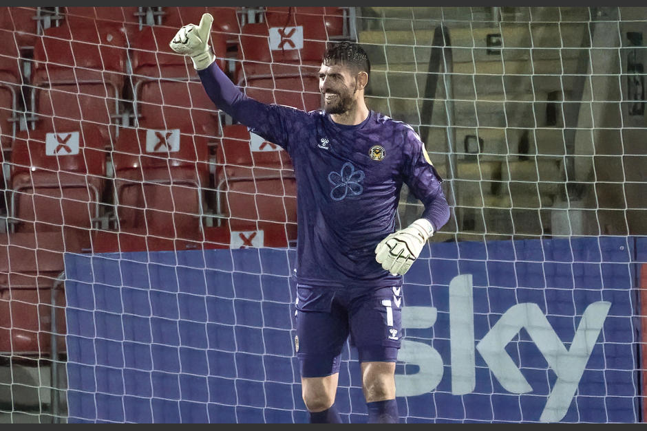 Tom King se disculp&oacute; con el otro portero por marcar el gol desde un saque de meta. (Foto: Newport County)