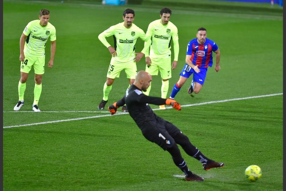 El portero del Eibar,&nbsp;Marko Dmitrovic, abrió el marcador al vencer a Jan Oblak tras cobrar un tiro penal. (Foto: AFP)