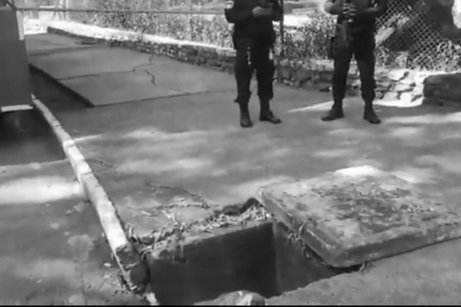 El hallazgo se produjo cuando elementos de Limpia y Verde realizaban la extracción de basura de tragantes del área. (Foto: Soy502)