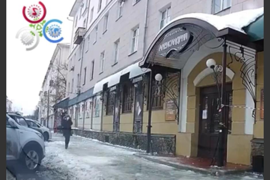 La mujer se salv&oacute; de milagro de quedar bajo el bloque de hielo. (Foto: Captura de pantalla)
