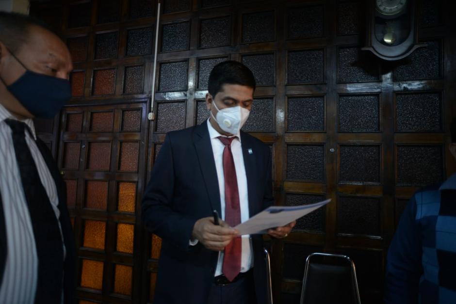 El abogado Mynor Moto regresó a la CC y exige que le den posesión al cargo de magistrado de esa máxima corte. (Foto: Wilder López/Soy502)