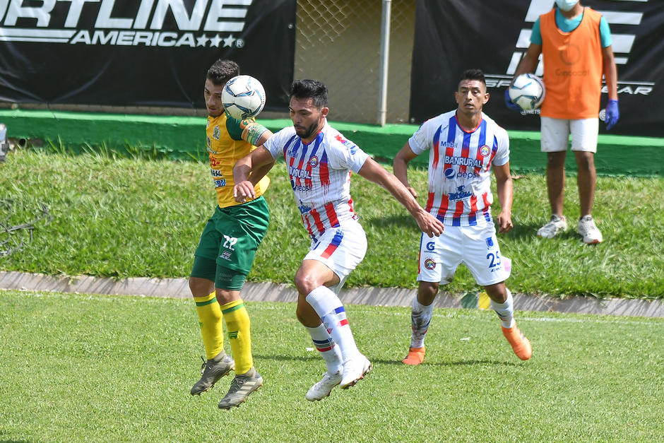 Guastatoya y Xelaj&uacute; abrieron las llaves de semifinales con un emocionante encuentro en el estadio David Cord&oacute;n Hichos. (Foto: Sergio Mu&ntilde;oz/Nuestro Diario)