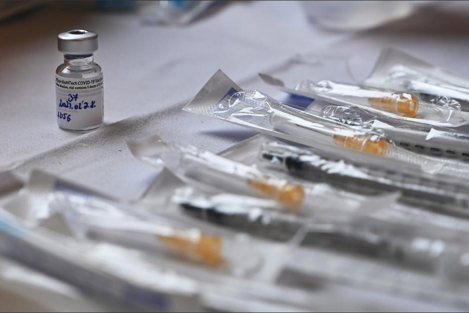 El MSPAS insiste en que las vacunas se recibir&aacute; a finales de febrero, no en marzo como dijo la OMS. (Foto: AFP)