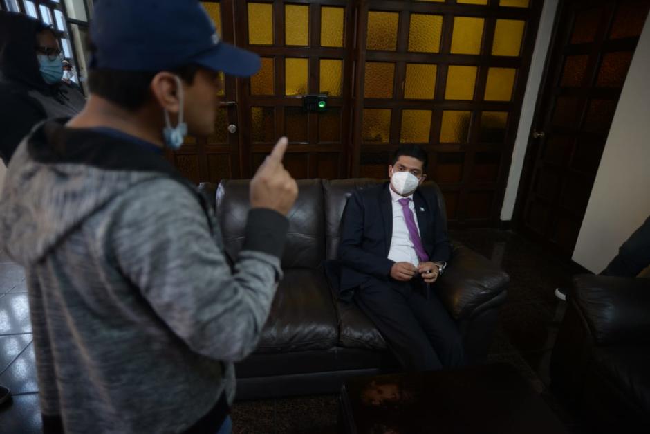 Un particular logró ingresar a la CC donde se encuentra el abogado Mynor Moto para exigir que le den posesión del cargo como magistrado titular. (Foto: Wilder López/Soy502)