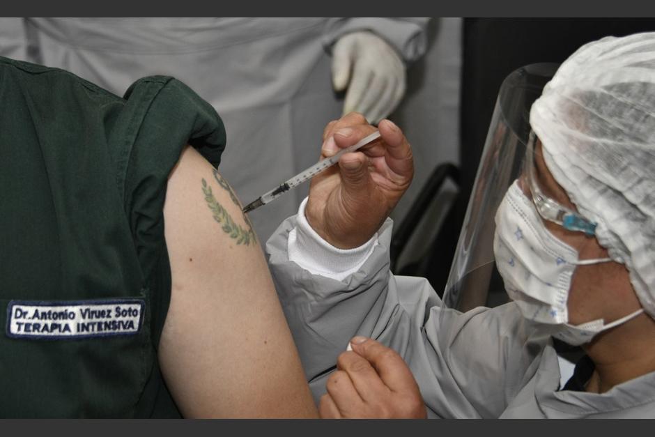 Estos son algunos de los consejos que debes seguir antes y después de aplicarte la vacuna contra el Covid-19 cuando esté disponible en el país. (Foto: AFP)