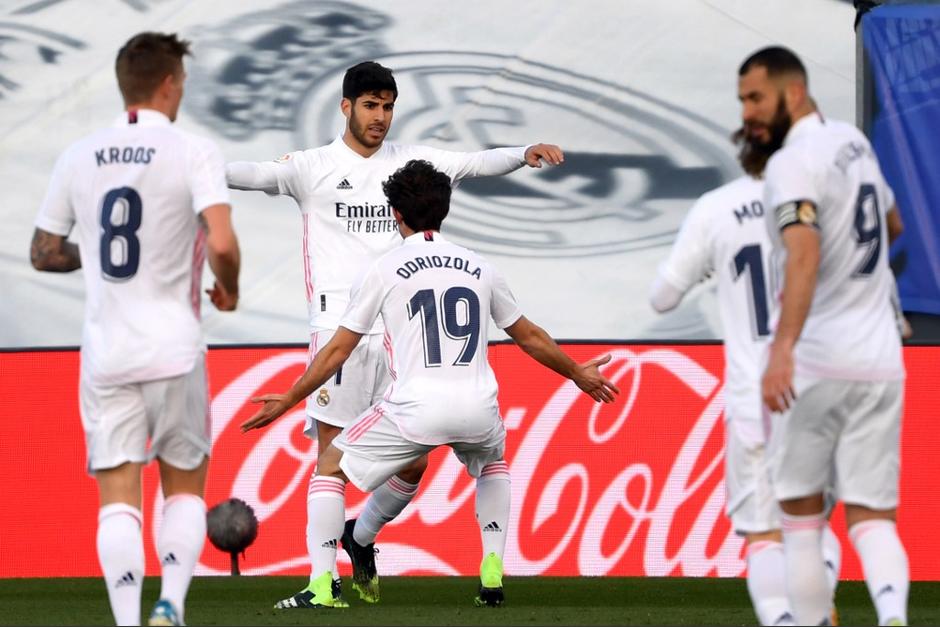 Marco Asensio marcó el primer gol para el Real Madrid, pero los jugadores del Levante reclamaban falta. (Foto: AFP)