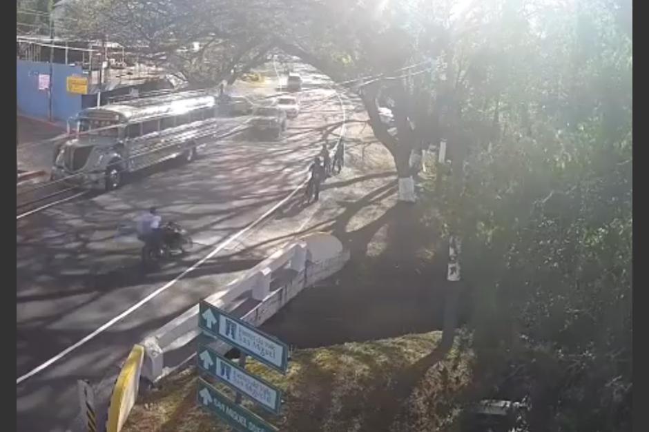 En el video se puede observar que varias personas en bicicleta esperan el momento para cruzar la calle cuando son arrollados por los motoristas. (Captura Video)