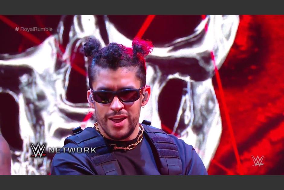 Bad Bunny se presentó en el escenario del Royal Rumble de la WWE para cantar el tema de introducción de Booker T. (Foto: WWE Puerto Rico)