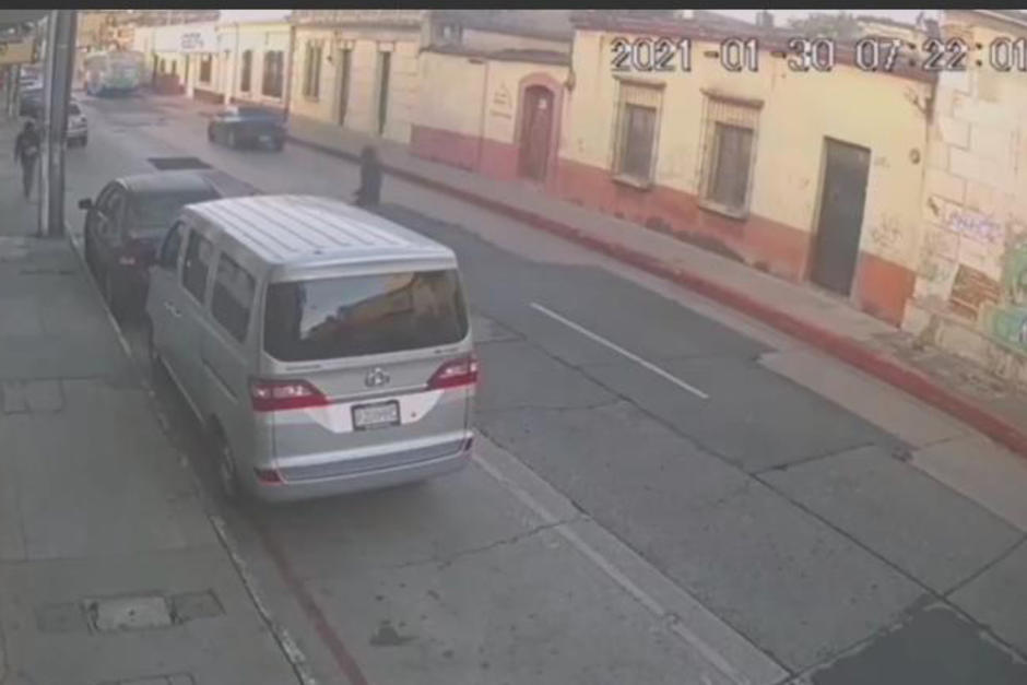 Una c&aacute;mara de vigilancia capt&oacute; el momento de un asalto en la zona 1. (Foto: captura video)&nbsp;