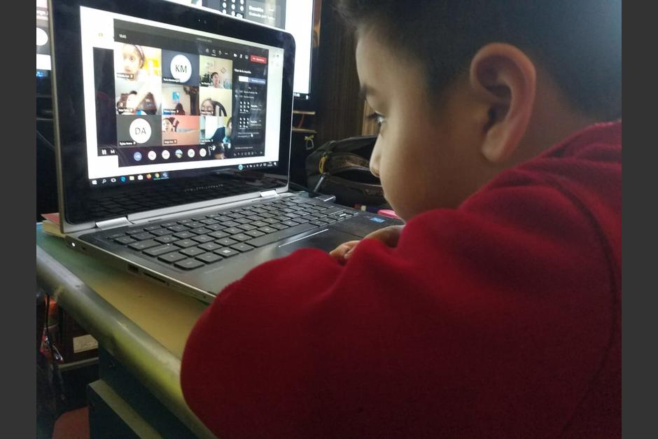 Algunos colegios privados han exigido el uso de uniformes en las clases virtuales. (Foto: Jessica Gramajo/Soy502)