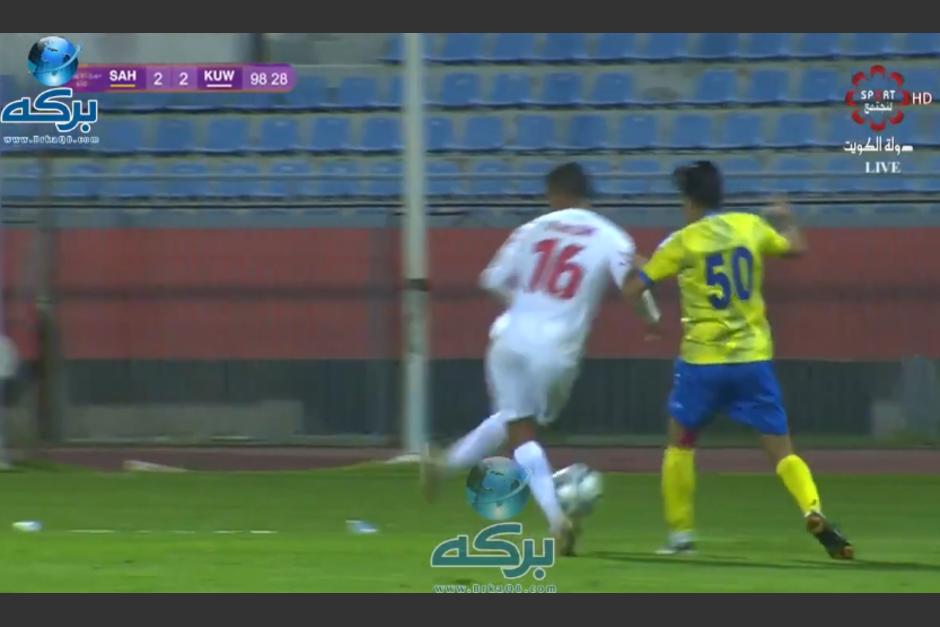 La pol&eacute;mica jugada surgi&oacute; en el minuto 98 y caus&oacute; la indignaci&oacute;n por la marcaci&oacute;n de &aacute;rbitro. (Captura Video)