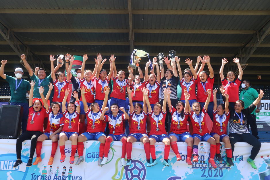 El Deportivo Xela levantÃ³ su segundo trofeo de campeonas de la Liga Nacional Femenina. (Foto: Marvin Pos/Nuestro Diario)