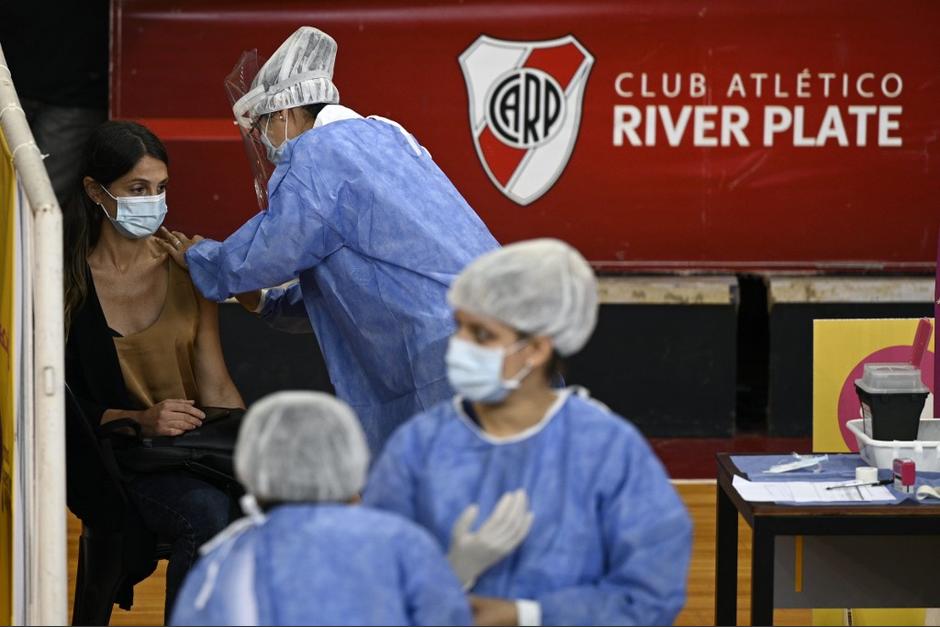 Se han instalado puntos de vacunaci&oacute;n en estadios. (Foto: AFP)&nbsp;