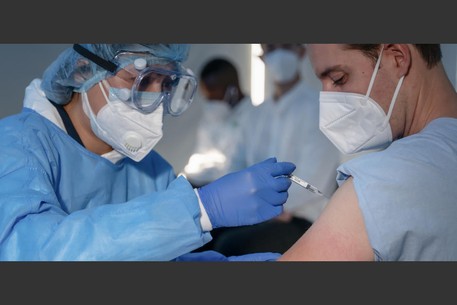 Varios funcionarios públicos y políticos de España y EE.UU. fueron criticados y algunos hasta renunciaron por ponerse la vacuna antes de su turno. (Foto: Shutterstock)