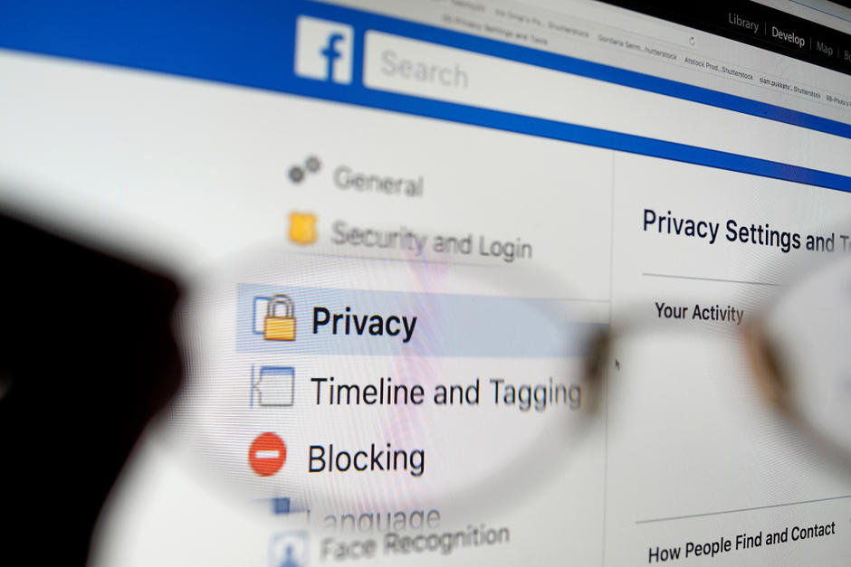 Facebook empez&oacute; a preguntar entre sus usuarios de iPhone si le permiten acceder a sus datos privados. (Foto: Shutterstock)