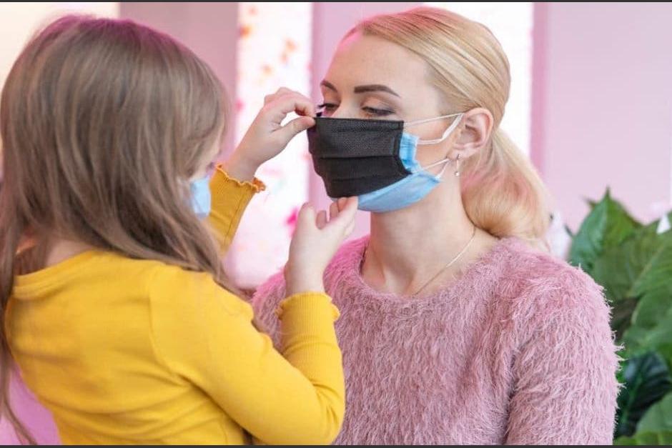 Expertos aseguran que usar doble mascarilla aumenta el porcentaje de protección contra el Covid. (Foto: Pexels)