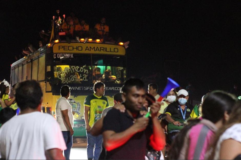 Luego de casi seis horas de lento recorrido desde la capital hacia el Progreso, el Deportivo Guastatoya, lleg&oacute; a su tierra para festejar la copa del Torneo Apertura 2020. (Foto: Luis Barrios / Soy502)