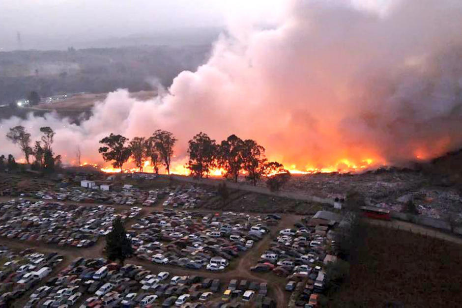 Un incendio consume parte del relleno sanitario ubicado en el kilómetro 22, ruta al Pacífico, Villa Nueva. (Foto: Bomberos Voluntarios)