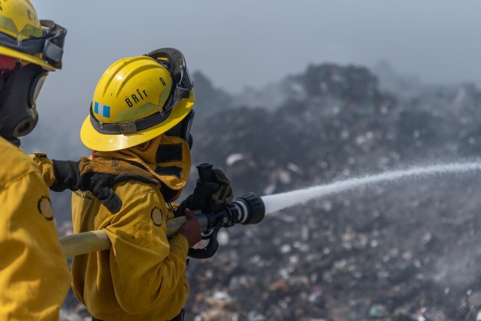 El incendio en el vertedero de Amsa se intensificó durante el fin de semana y el humo tóxico afecta a vecinos de varios municipios. (Foto: Conred)&nbsp;