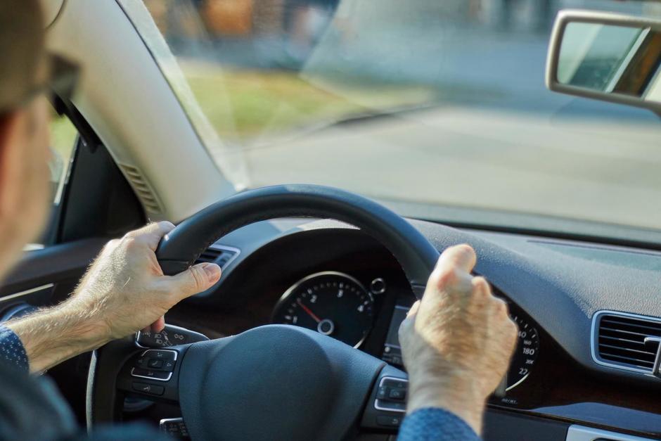 El piloto de un carro esquivó un bus que se aproximaba a contra vía y casi provoca un accidente. (Foto: Shutterstock)