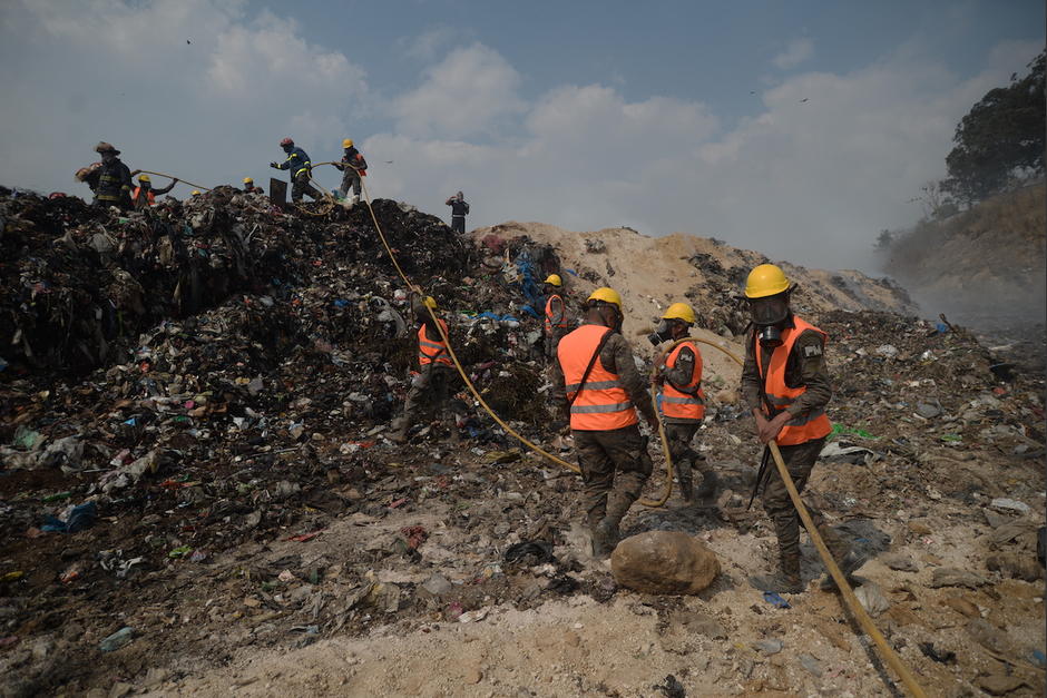 Bomberos buscan sofocar el fuego que ha afectado desde el viernes de la semana pasada en el vertedero a cargo de AMSA. (Foto: Wilder López/Soy502)